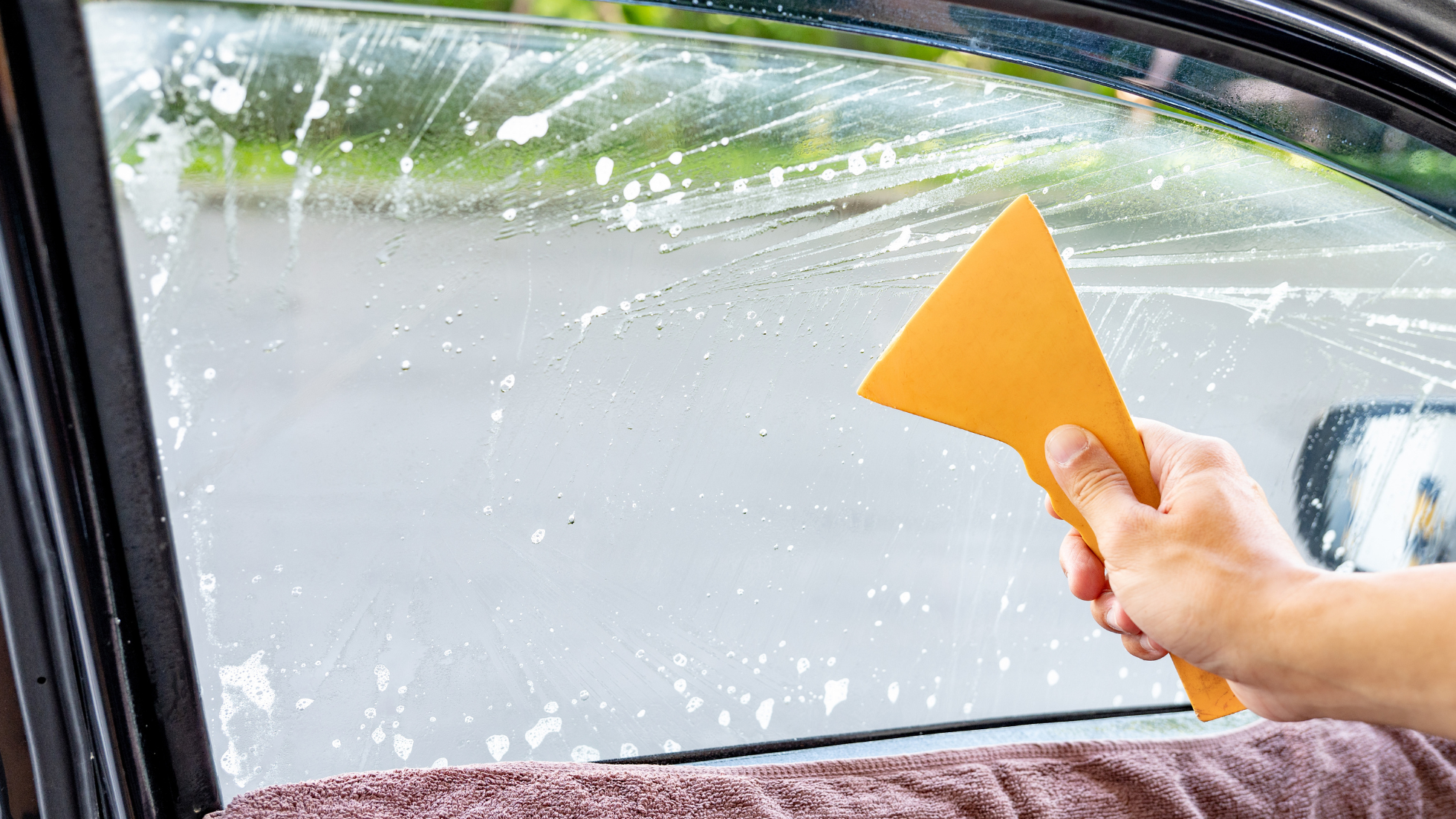Dlaczego warto mieć ściągaczkę do wody w samochodzie?